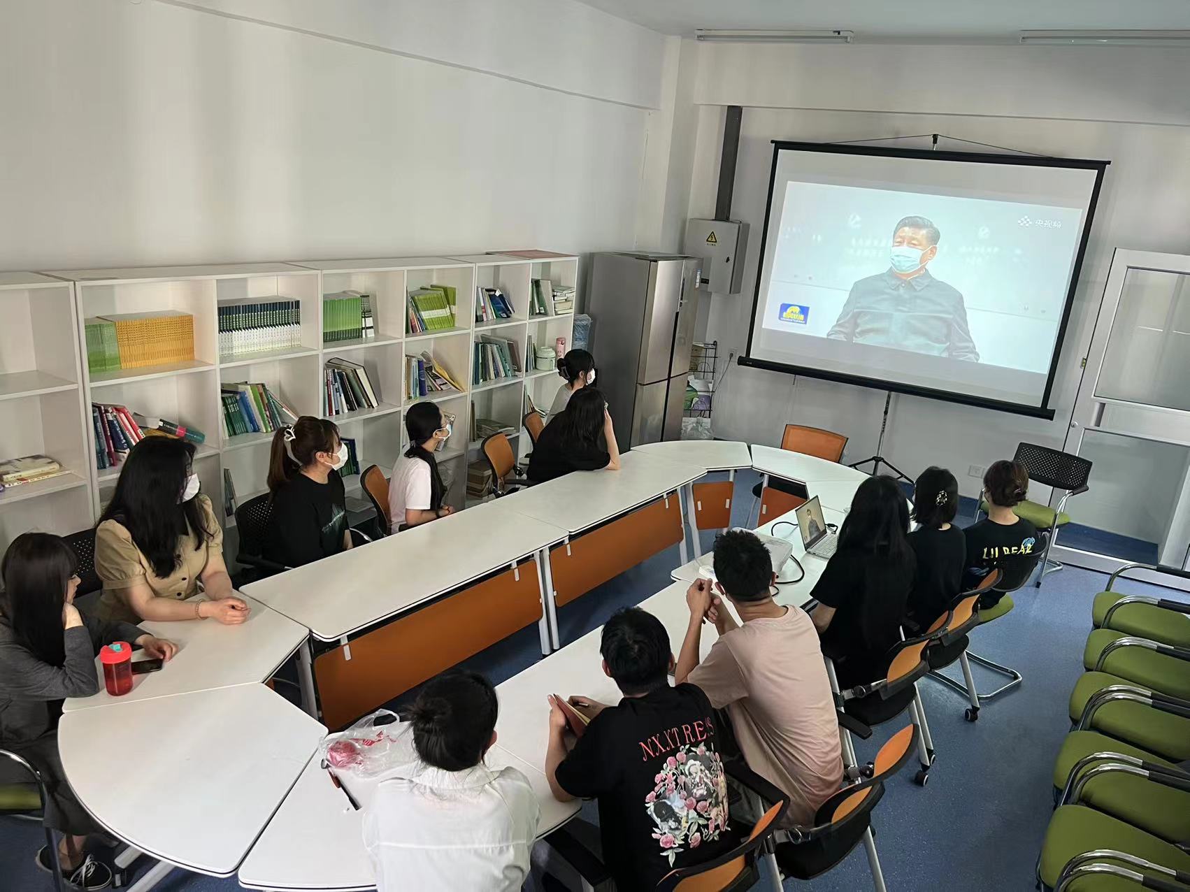 点击并拖拽以移动